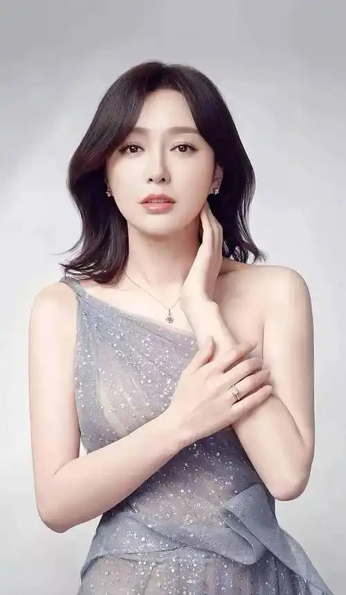 性感女神秦岚内衣写真,容颜绝世,韵味十足-爱读书