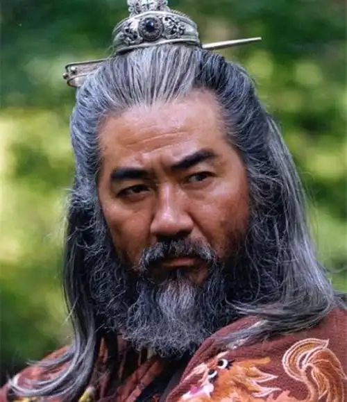 排名第五:张纪中扮演的是03版的王重阳,张纪中面相微胖,满脸的大胡子