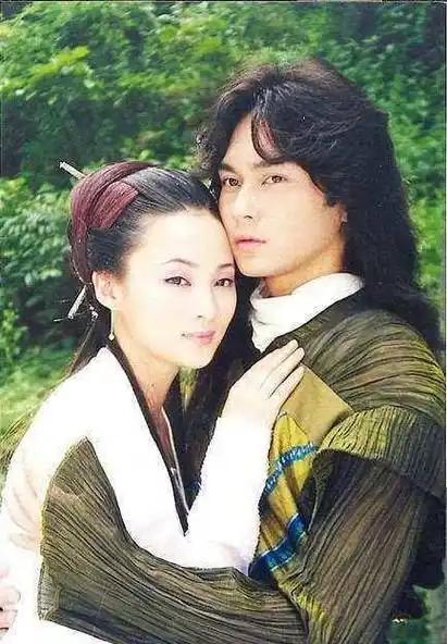 《白发魔女》幕后,蒋勤勤让蛇满身乱爬,张国荣曾给张智霖提建议_卓