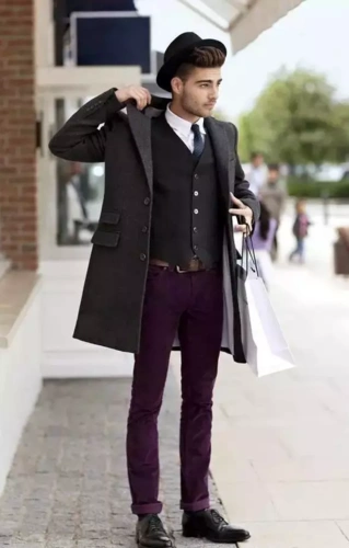 黑色皮鞋搭配深紫色卷边休闲裤,显得十分高贵而深沉,如此浓烈的色彩