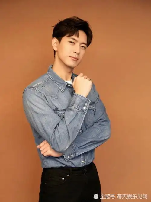 李现李沁春晚第三次联排后台合影,微笑比心,醉人美照不妨多来几张!