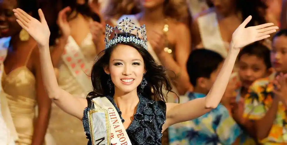 原创原创35岁张梓琳携家人度假女儿扎小辫很可爱一家三口烛光晚餐好