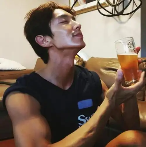 肌肉长腿古铜肤色李准基最近的身材真的是太棒太加