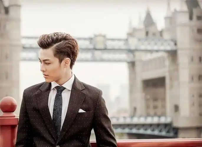 演员邱胜翊身穿黑色英伦风西装制服演绎质感型男