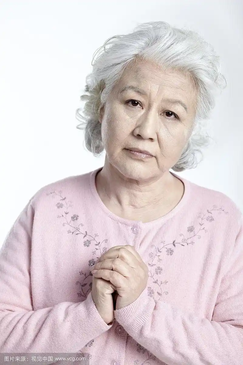 祈祷的白发老人