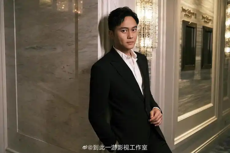 张智霖西装高清大图,来看真正的贵公子!给工作室加两个鸡腿