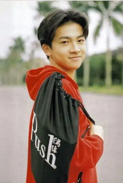 看到他之前曾放出的和林心如小聚的合照,照片中的苏有朋没有收拾打扮