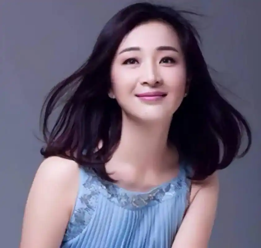 "杜珺沉思许久,无奈笑了下回答:"后悔又能如何呢?木已成舟.