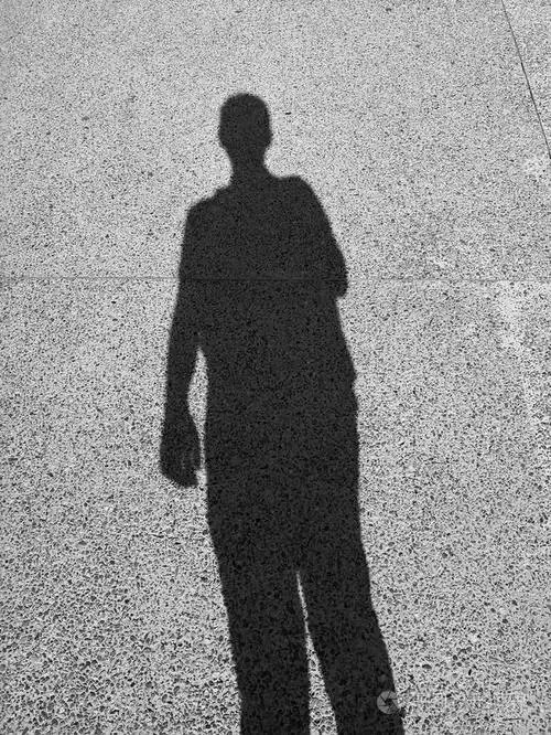 地上一个人的轮廓.