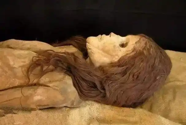 2003年新疆挖出女干尸,骨骼纹路清晰,嘴唇还涂着2700年前的口红