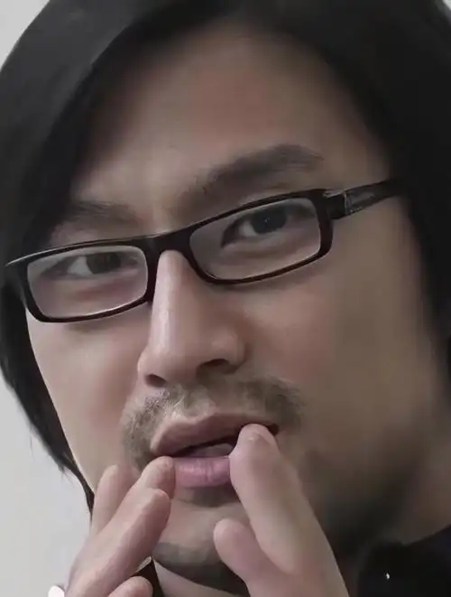 汪峰摘眼镜的照片曝光,眼神清澈,媚眼如丝