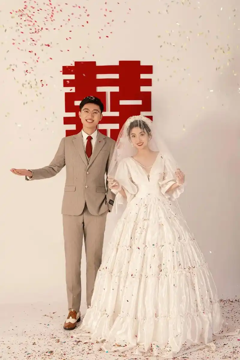 甜蜜俏皮的喜嫁风婚纱照～真好看呀.拍一组喜嫁风婚纱照简约 - 抖音