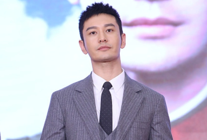 上台的黄晓明长的非常帅气,寸头干净利落,领带也很工整,但是就是面无