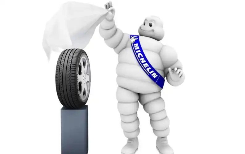 "michelin"在我国多被译为"米其林",由轮胎堆叠而成的白色卡通形象常