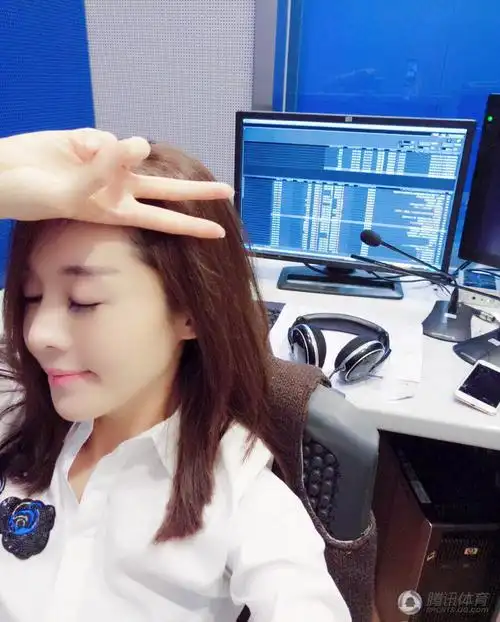 近日,央视体育频道美女主播李蕊晒照,照片上的她在演播室里卖萌不停