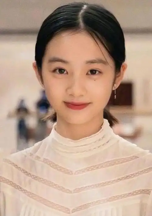 孙莉也曾在社交平台上晒出多多的照片称:"长大后你就成了我!".