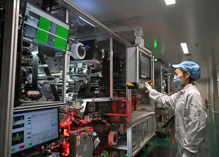 2月8日,天津力神电池股份有限公司员工在动力电池生产车间工作.