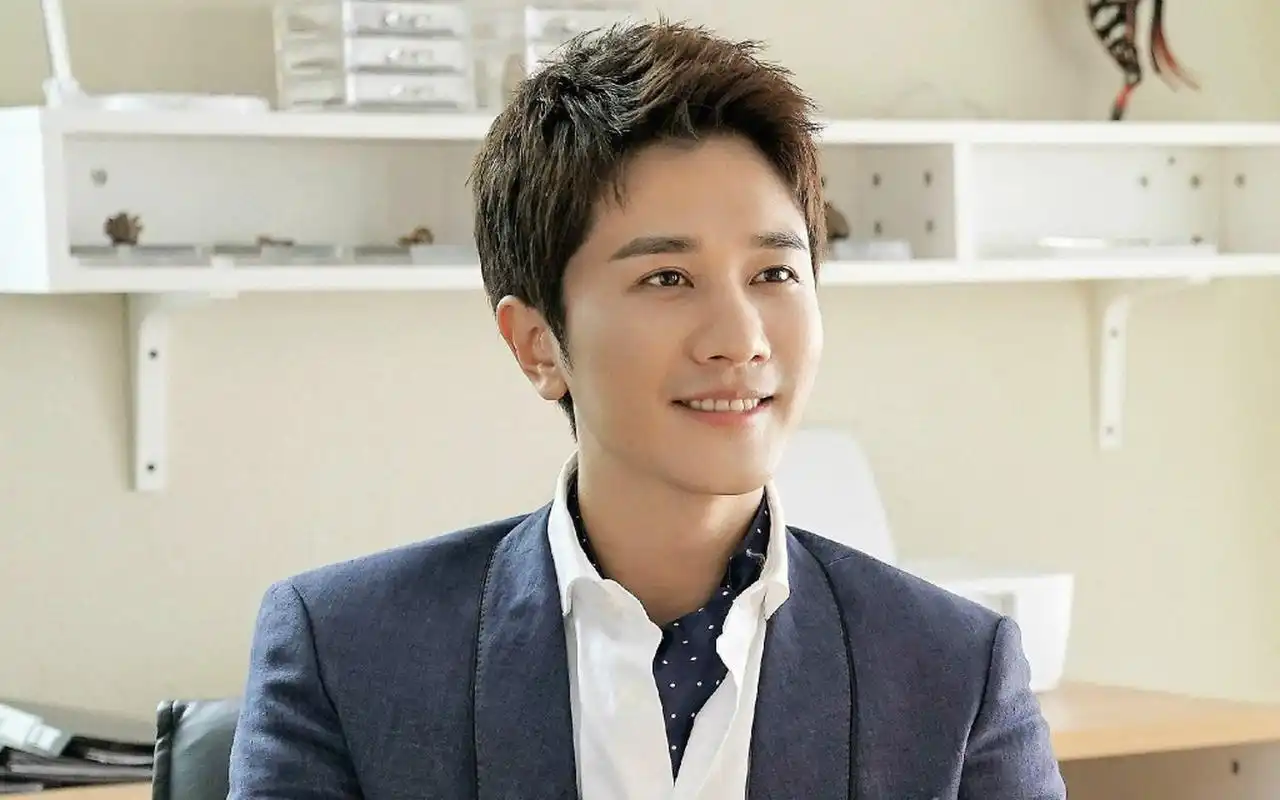 彭冠英《爱上你治愈我》人物剧照桌面壁纸高清大图预览1920×1200