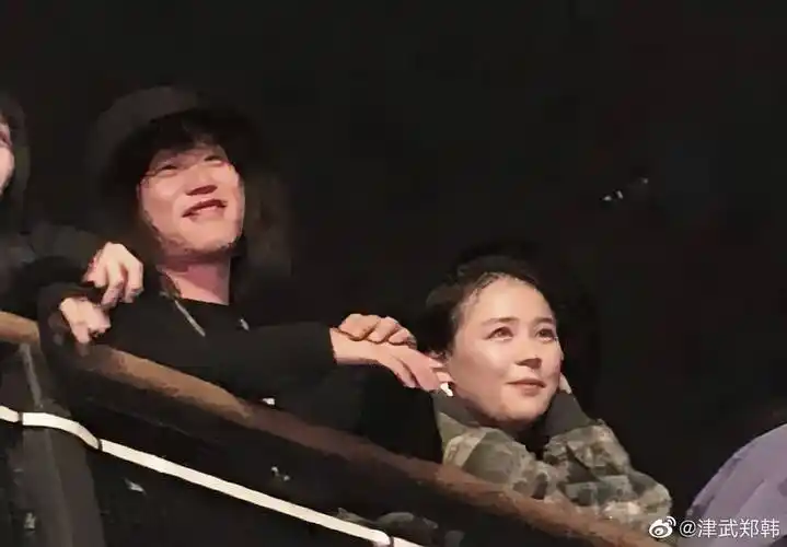 马思纯与张哲轩现身伦敦街头马思纯又胖了一圈小腹凸起很明显