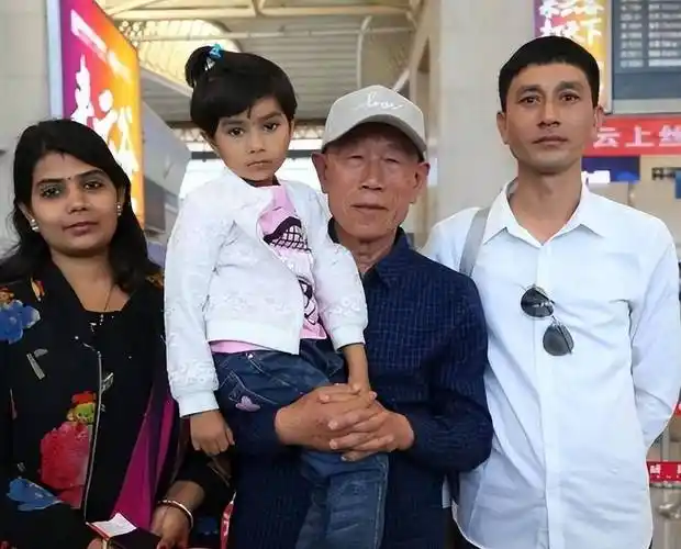 1963年,中国老兵王琪因迷路,在印度娶妻生子,54年后带全家回国_回祖国