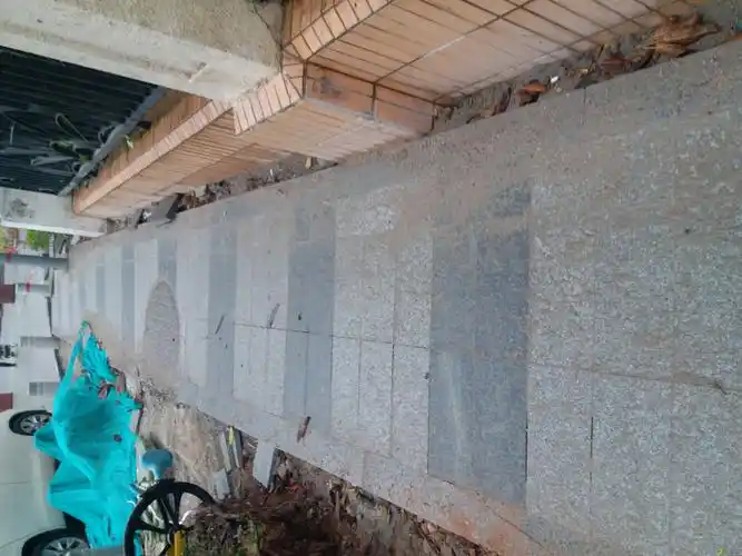 人行道铺成了斜坡,希望能铺平些方便通行!