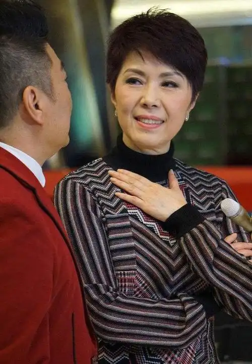 29岁和丈夫离婚的关菊英,恋上女富豪后,牵手十年依旧恩爱如初