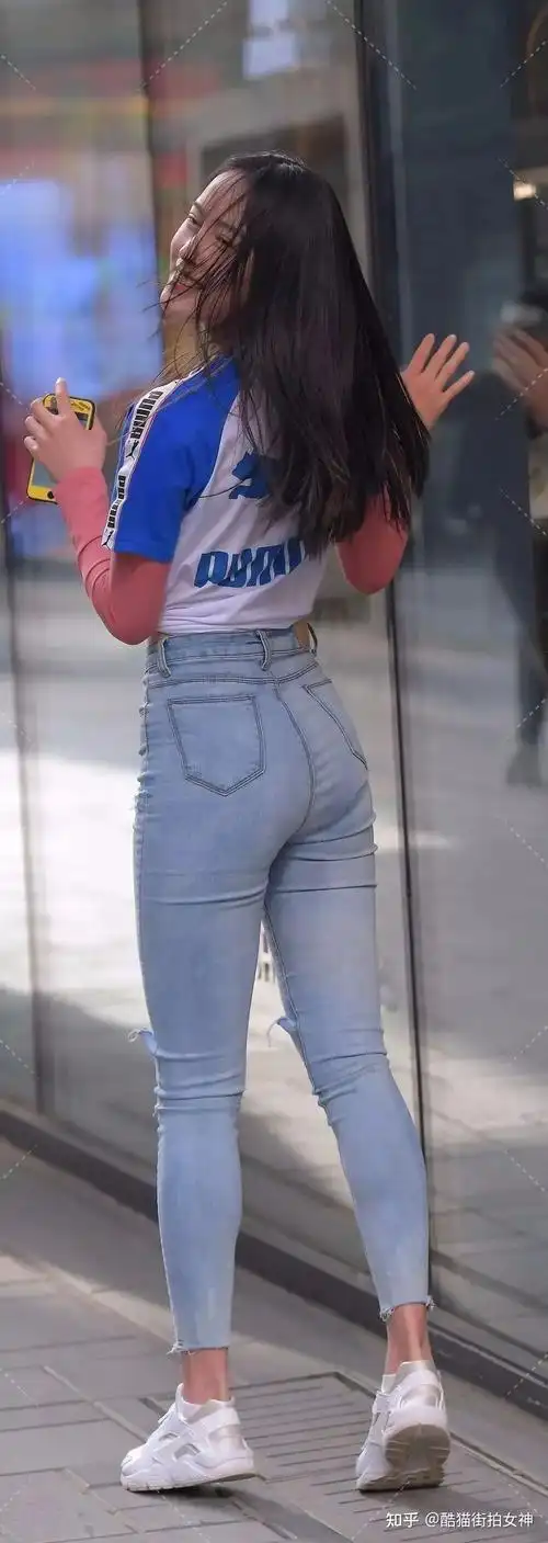 街拍女神破洞修身牛仔裤的青春女生