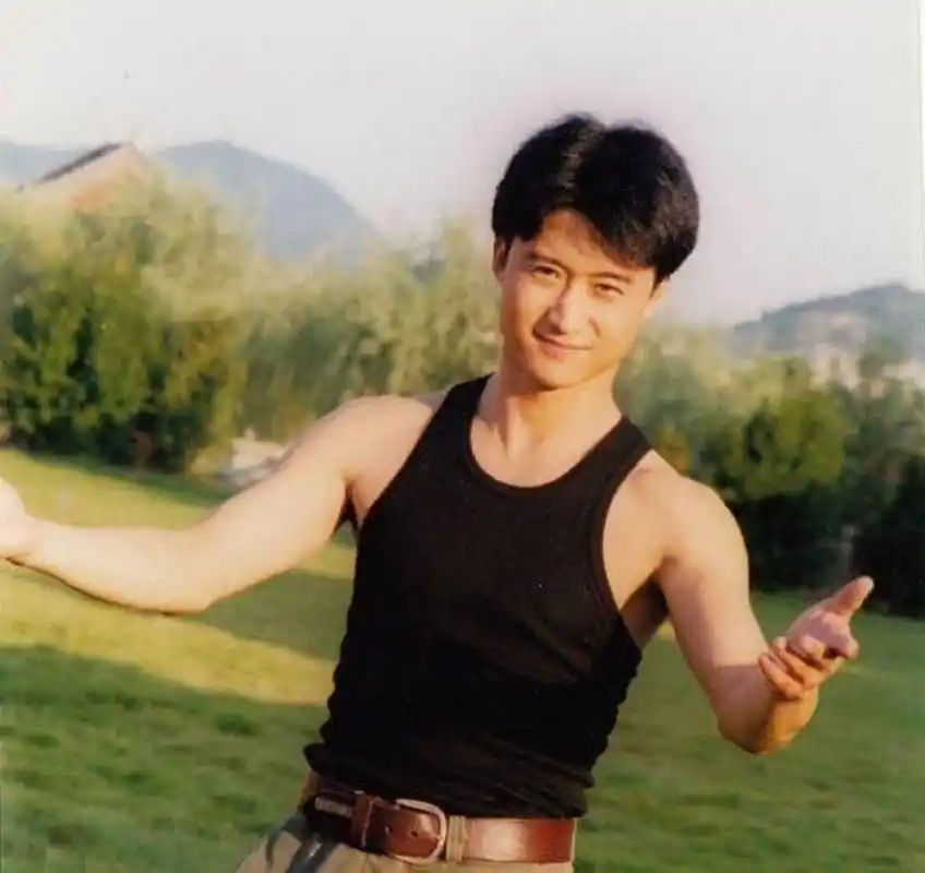 吴京"硬汉"年轻时照片,骨架虽小,却练出了一身筋[大笑]