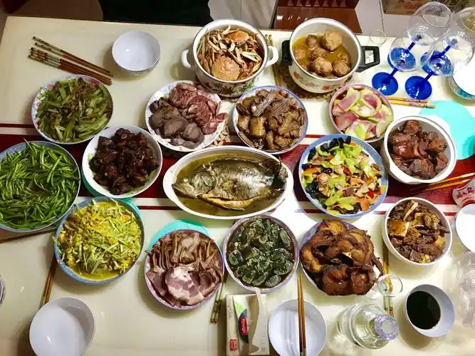 一家人,一边看着春节联欢晚会一边吃饭.好开心!