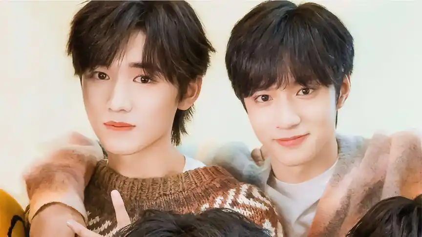 宋亚轩刘耀文的小动作!踩脚又握手,摸头杀和眼神拉丝,太甜了!