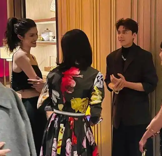 芭莎新主编镜头里的李易峰,34岁依然年轻,心无旁骛干饭太可爱_沙小荔