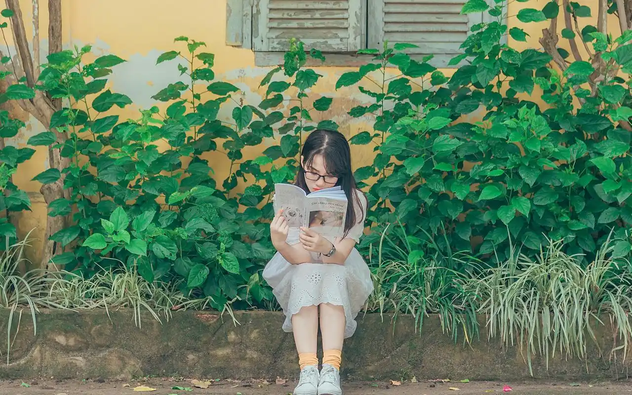 一个人安静在发呆想问题的女生