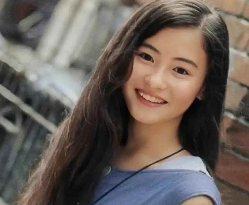 14岁少女时期的张柏芝 这组张柏芝少女时期的照片,好青涩啊,脸上还有