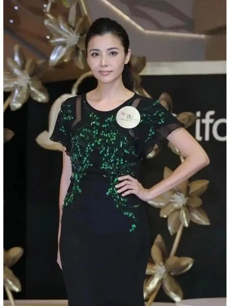 50岁的蒙嘉慧是郑伊健的妻子,曾经也是香港的知名演员,和刘德华有过