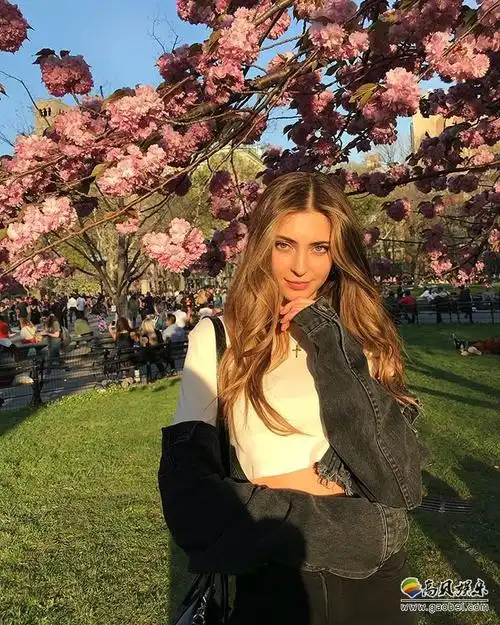 加拿大嫩模laurawinges清纯美照曲线匀称笑容甜美逆天长腿