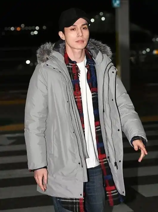 李栋旭素颜现身机场,皮肤如此白,女生自愧不如!网友:又瘦了?