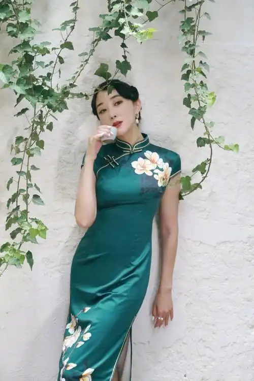 杜若溪哪像3岁孩子的妈穿旗袍裹出曲线凹凸感迷人惊艳旧时光