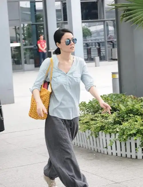 王菲私服造型好随意穿灰色功夫裤扎个啾啾休闲时髦又藏肉