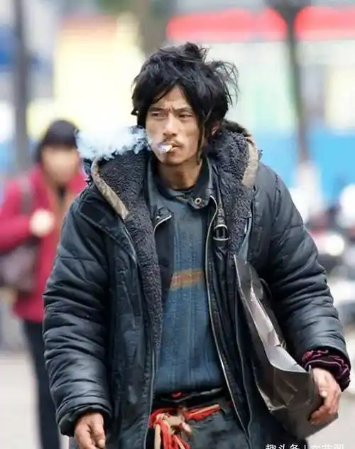 原创郭富城犀利哥造型曝光头发油腻胡子拉碴抽烟睡大街盖纸板