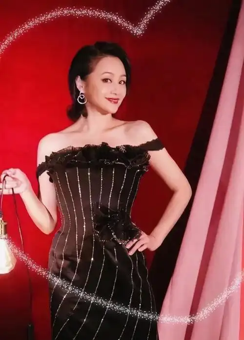 46岁曹颖身材姣好脸型发福搭配韩式外套绿衬衫侧看像谢大脚