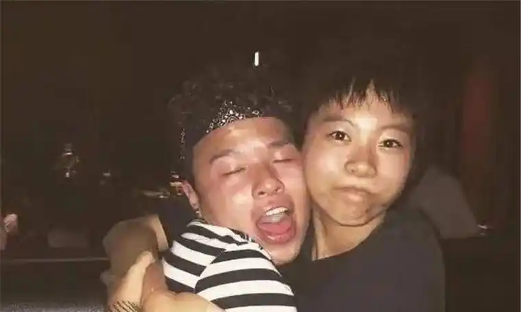 王菲女儿窦靖童与一男子穿情侣装,照片合影十分亲密._窦唯_个性_手臂