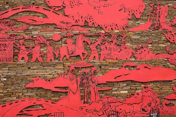 欣赏红色铁艺浮雕图