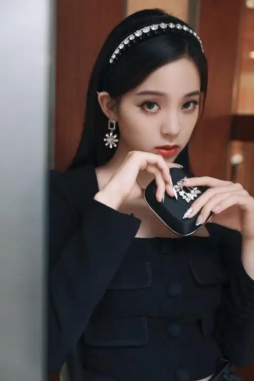 欧阳娜娜摩登性感写真