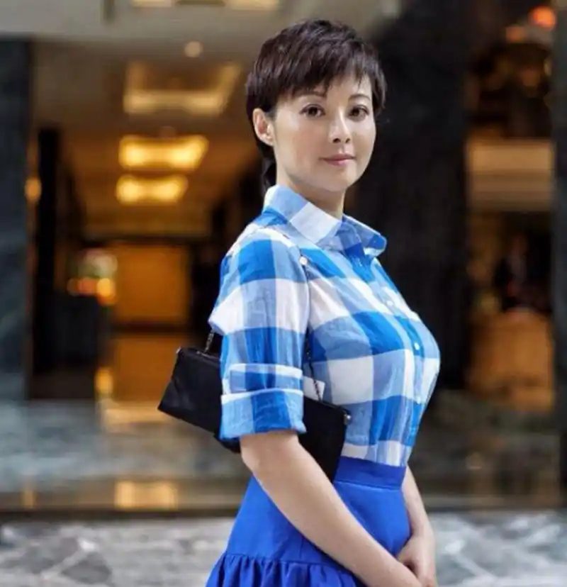 袁立,一个在娱乐圈中极具特立独行的女星.她的性格保持着耿直直爽和独