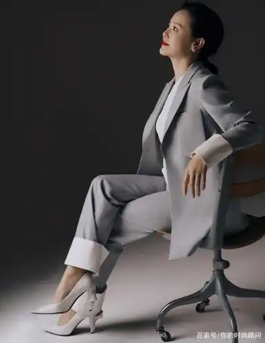 50岁咏梅超有气质,穿豆沙色连衣裙不装嫩,尽显端庄优雅