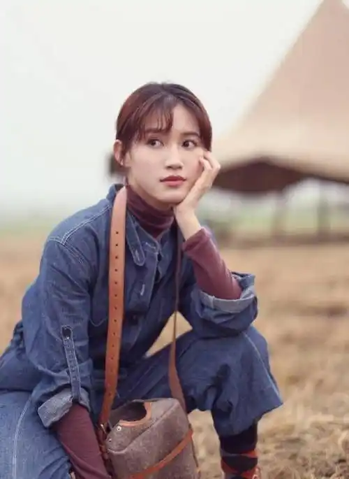 原创原创喜塔腊尔晴苏青超会穿蓝紫色西装裙显气质时髦度不输00后