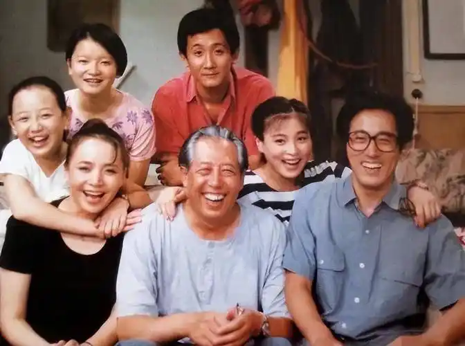 1993年,英宁和英达两兄弟计划拍摄电视剧《我爱我家》.