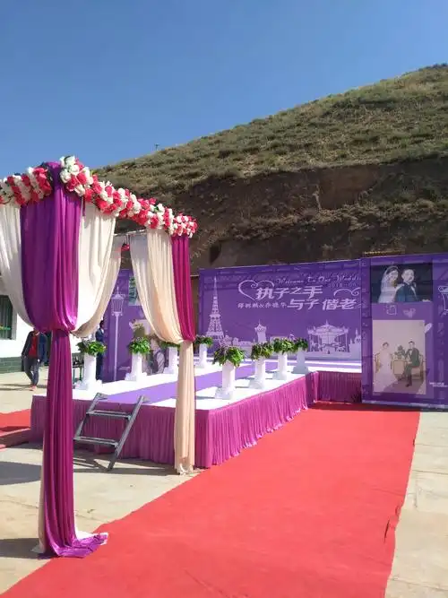 预定婚礼现场布置,同时承接设备租赁.