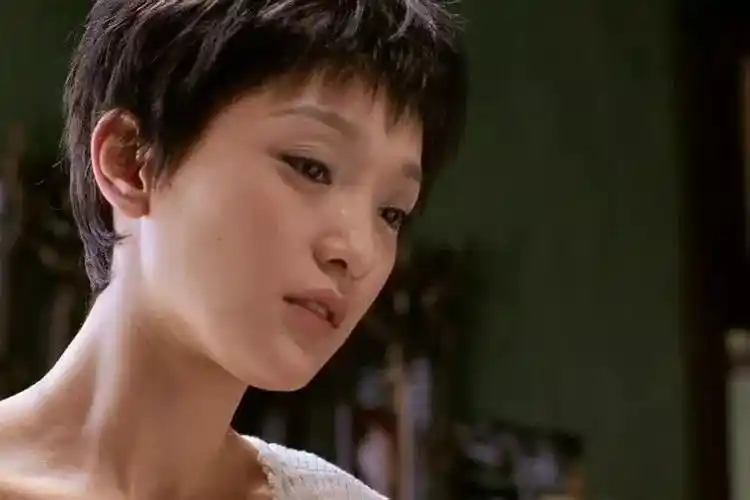 《重庆森林》里的王菲简直嫩得可以掐出水,剪了寸头的王菲骨子里