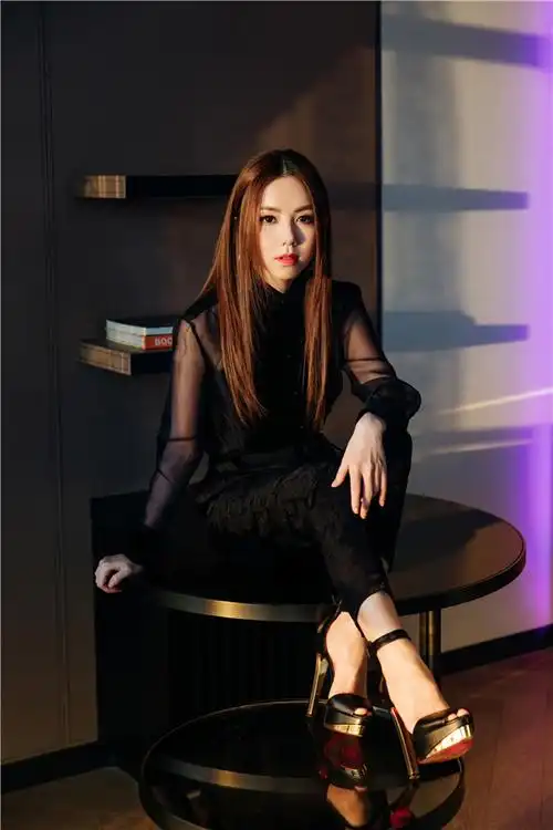 邓紫棋走红毯前还在吃炸鸡亚歌榜轻松斩获两项大奖